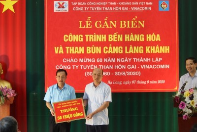 Tuyển than Hòn Gai gắn biển công trình Bến hàng hóa và than bùn cảng Làng Khánh- chào mừng kỷ niệm 60 năm ngày thành lập Công ty.