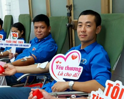 Đồng chí Tạ Hồng Sơn - Bí thư Chi đoàn phân xưởng Vận tải 2 trong buổi tham gia hiến máu tình nguyện