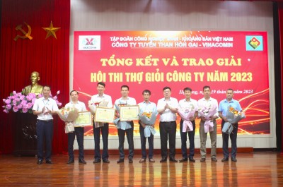 Đ/c Phạm Hồng Thanh - Giám đốc Công ty và đ/c Phó Bí thư Đảng ủy trao thưởng cho các đơn vị