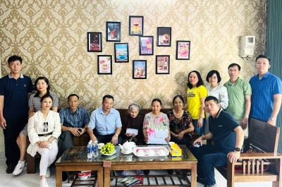 Đảng ủy Công ty thăm tặng quà mẹ Việt Nam anh hùng Trịnh Thị Thìn