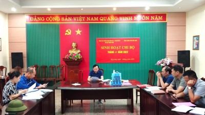 Đồng chí Nguyễn Văn Nghị - P. Bí Thư Chi bộ, Quản đốc phân xưởng triển khai các nhiệm vụ