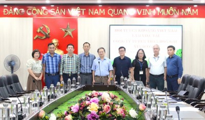 Đại diện các đồng chí lãnh đạo Hội tuyển khoáng Việt Nam chụp ảnh lưu niệm tai Công ty