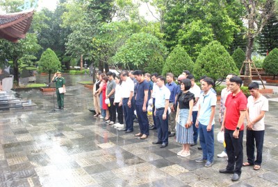 Đoàn cán bộ Thanh tra nhân dân Công đoàn Tuyển than Hòn Gai dâng hương tưởng niệm các anh hùng liệt sĩ tại khu di tích lịch sử Pò Hèn