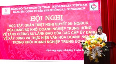 Đ/c Phan Thị Hương Sen - CVP Đảng ủy thông qua các chương trình Hội nghị