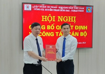 Đ/c Phạm Hồng Thanh - Bí thư Đảng ủy, Giám đốc Công ty trao Quyết định bổ nhiệm Phó giám đốc đối với Đ/c Lê Thanh Hoàn.