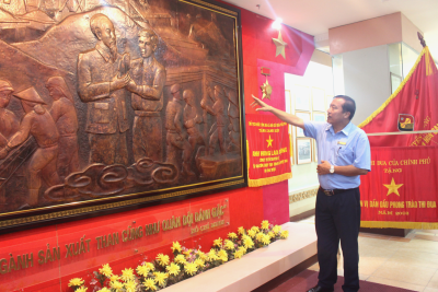 Đồng chí Bùi Hữu Lý - Chủ tịch Công đoàn Công ty Tuyển than Hòn Gai giới thiệu về truyền thống lịch sử