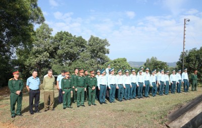 Đoàn cán bộ học viện phòng không, không quân tham quan tại trận địa đồi pháo Đại đội tự vệ Đặng Bá Hát