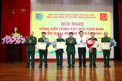 Chi hội vinh dự được nhận giấy khen của Hội CCB Thành phố Hạ Long