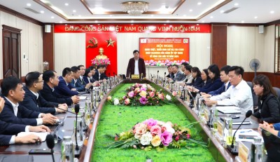 Đ/c Bùi Hữu Lý - Chủ tịch Công đoàn Công ty, cùng đoàn khảo sát tại nhà của chị Nguyễn Thị Mai Liên - PX Làng khánh 2