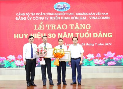 Lãnh đạo Đảng ủy TKV và đ/c Bí thư Đảng ủy Công ty trao tặng Huy hiệu 30 năm tuổi Đảng cho 02 đồng chí (Ảnh: Hà Vi)