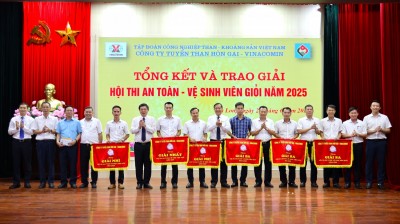 Ban Lãnh đạo Công ty trao thưởng giải Tập thể toàn đoàn cho các đơn vị