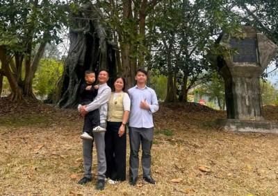 Công ty khen thưởng cho 06 tập thể tiêu biểu (Từ trái sang phải PX Vận tải 2, Văn phòng, P  TCLĐ, P  CVA, PX Sàng tuyển và PX Làng khánh 2)