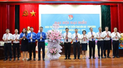 Ban Lãnh đạo Công ty tặng hoa chúc mừng Đại hội