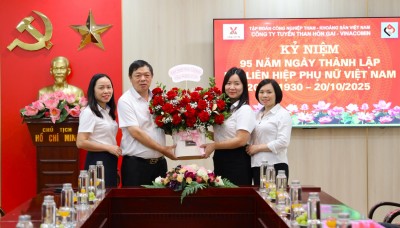 Đồng chí Phạm Hồng Thanh - Bí thư Đảng ủy, Giám đốc Công ty tặng hoa chúc mừng