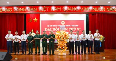 Ban lãnh đạo Công ty tặng hoa chúc mừng