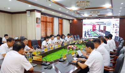 Ảnh: Giám đốc Công ty chủ trì họp trực tuyến với các đơn vị sản xuấ