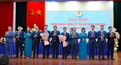 Lãnh đạo Công đoàn TKV và Công ty tặng hoa chúc Ban Chấp hành Công đoàn Công ty khóa XXXIV