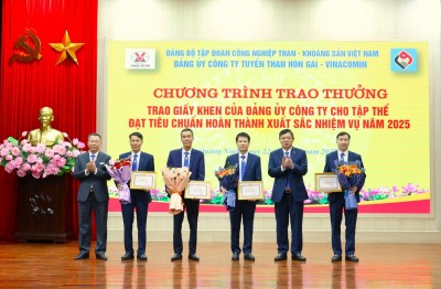 Trao giấy khen của Đảng ủy Công ty cho 04 chi bộ đạt tiêu chuẩn “Hoàn thành xuất sắc nhiệm vụ” năm 2025