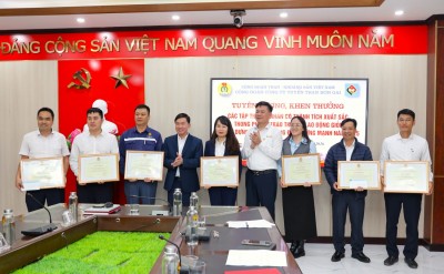 Công đoàn Công ty trao Bằng khen của Công đoàn Than   Khoáng sản Việt Nam cho 03 tập thể và 04 cá nhân có thành tích xuất sắc