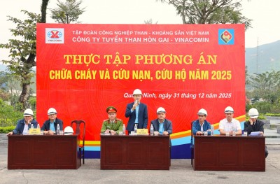 Đồng chí Lê Thanh Hoàn   Trưởng ban chỉ đạo (PCCC&CHCN), Phó giám đốc Công ty phát lệnh diện tập phương án chữa cháy