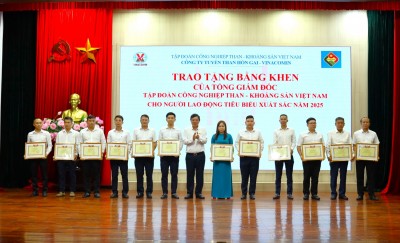 Đồng chí Phạm Hồng Thanh, Bí thư Đảng ủy, Giám đốc Công ty trao Bằng khen của Tổng Giám đốc TKV cho 12 cá nhân có thành tích xuất sắc năm 2025