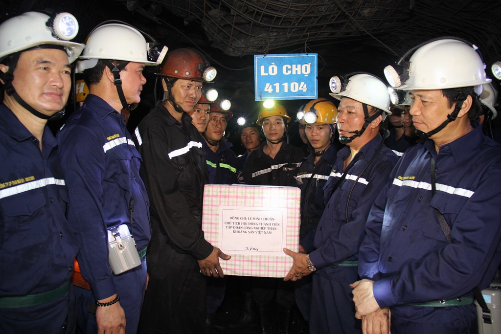 Lãnh đạo TKV tặng quà động viên công nhân mỏ. Ảnh: TKV
