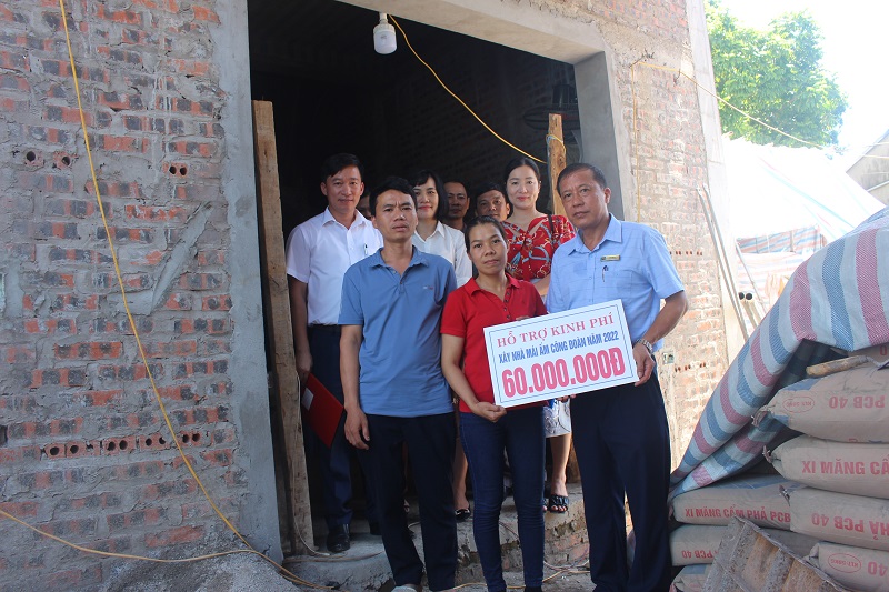 Đoàn đến thăm công trình nhà Mái ấm Công Công đoàn và trao tặng số tiền cho gia đình chị Nông Thị Thảo Công nhân Px Kho Cảng Làng Khánh 1