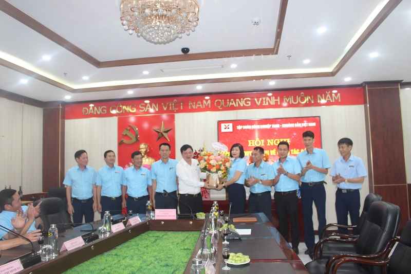 Đại diện các phân xưởng sản xuất trong Công ty tặng hoa chúc mừng đồng chí Phạm Hồng Thanh, Giám đốc Công ty