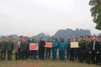 Phó Chủ tịch UBND tỉnh, Trưởng ban chỉ đạo Phòng không nhân dân tỉnh Quảng Ninh  thăm, chúc Cán bộ chiến sĩ Đại đội pháo phòng không 37mm Công ty Tuyển Than Hòn Gai.