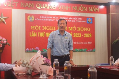 Đồng chí Bùi Hữu Lý - Chủ tịch Công đoàn Công ty chủ trì Hội nghị