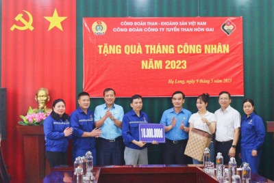 Đồng chí: Lê Thanh Xuân - Chủ tịch Công đoàn TKV tặng quà cho CNLĐ Công đoàn Phân xưởng Kho Cảng Làng Khánh 2, Công đoàn Tuyển than Hòn Gai - Vinacomin