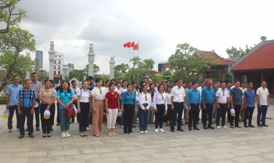 Đoàn Cán bộ Công đoàn Tuyển than Hòn Gai dâng hương tại nhà tưởng niệm đồng chí Nguyễn Đức Cảnh