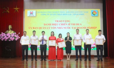 Các đồng chí Lãnh đạo TKV và Công ty trao thưởng cho các cá nhân đạt danh hiệu CSTĐ