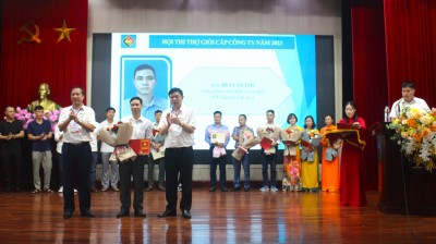 Anh Bùi Văn Lộc được Ban lãnh đạo Công ty trao tặng Danh hiệu Thợ giỏi Công ty năm 2023