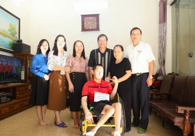 Tặng quà cho anh Nguyễn Mạnh Hoàn tại tổ 1, khu 1, Phường Hà Khánh - TP. Hạ Long