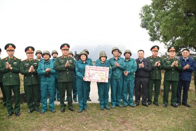 Đại diện chỉ huy Bộ CHQS tỉnh Quảng Ninh tặng quà, chúc Tết cán bộ, chiến sĩ Đại đội Pháo phòng không 37mm tự vệ Đặng Bá Hát.