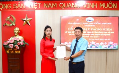 Đ/c Nguyễn Xuân Tuyên - Bí thư Chi bộ Phòng KCS trao quyết định kết nạp đảng viên cho đ/c Nguyễn Thị Thu Trang