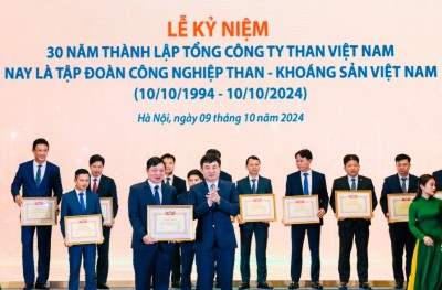 Đ/c Phạm Hồng Thanh - Bí thư Đảng ủy, Giám đốc Công ty nhận Bằng khen của Tập đoàn