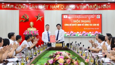 Đồng chí Phạm Hồng Thanh - Ủy viên BCH Đảng bộ Tập đoàn, Bí thư Đảng ủy, Giám đốc Công ty trao quyết định của Tổng giám đốc TKV cho đồng chí Doãn Đình Văn