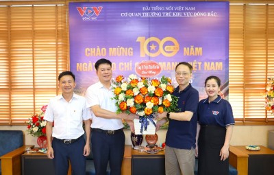 Đại diện Công ty chúc mừng Đài tiếng nói Việt Nam VOV
