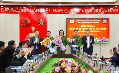 Lãnh đạo Công ty trao khen thưởng cho các tập thể Công an phường, xã có thành tích xuất sắc trong phối hợp bảo đảm ANTT năm 2025