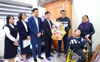 Trao quà cho gia đình Anh Nguyễn Mạnh Hoàn ở Tổ 9, Khu 3, Phường Hạ Long, tỉnh Quảng Ninh