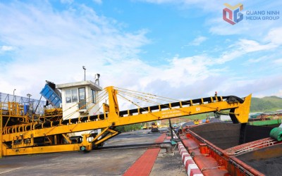 Các đồng chí lãnh đạo và đại biểu chụp ảnh lưu niệm