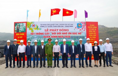 Các đồng chí lãnh đạo và đại biểu chụp ảnh lưu niệm