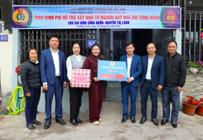 Trao tiền hỗ trợ của Công đoàn TKV và quà của Công đoàn Công ty cho gia đình chị Nguyễn Kim Loan