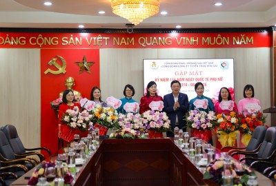 Đồng chí Phạm Hồng Thanh - Bí thư Đảng ủy, Giám đốc Công ty tặng hoa chúc mừng