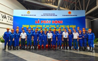 Đoàn cán bộ, công nhân Công ty Tuyển than Hòn Gai chụp ảnh lưu niệm tại lễ phát động