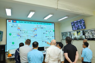 Chuyên gia Ba Lan khảo sát thực địa dây chuyền sàng tuyển than tại Trung tâm chế biến than vùng Hòn Gai.