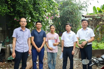 Đoàn công tác Công đoàn Công ty chụp ảnh lưu niệm cùng gia đình đoàn viên sau buổi khảo sát.