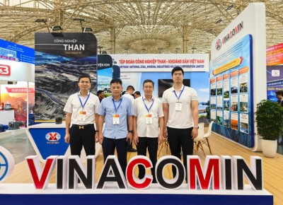 Đoàn công tác của Công ty chụp ảnh lưu niệm trong khu trưng bày của Vinacomin tại Triển lãm quốc tế về Công nghiệp khai thác mỏ và xây dựng